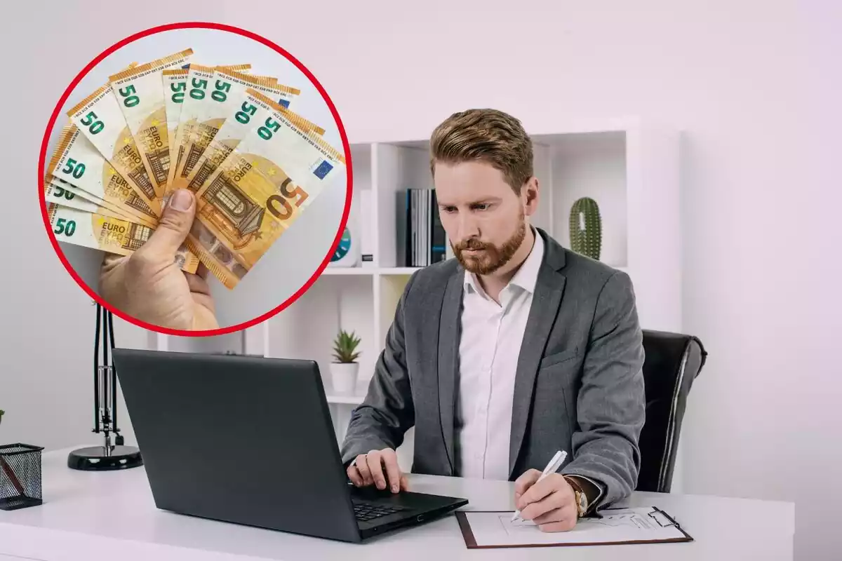 Un hombre trabaja delante del ordenador y apunta en un papel, y en el círculo, billetes de 50 euros