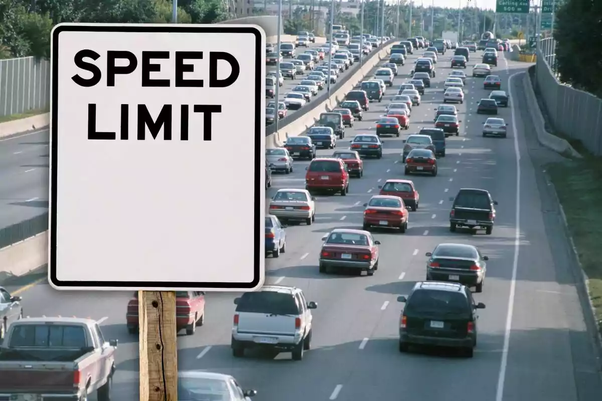 Cartel de límite de velocidad en una autopista con tráfico denso Cartel de límite de velocidad en una autopista con tráfico denso