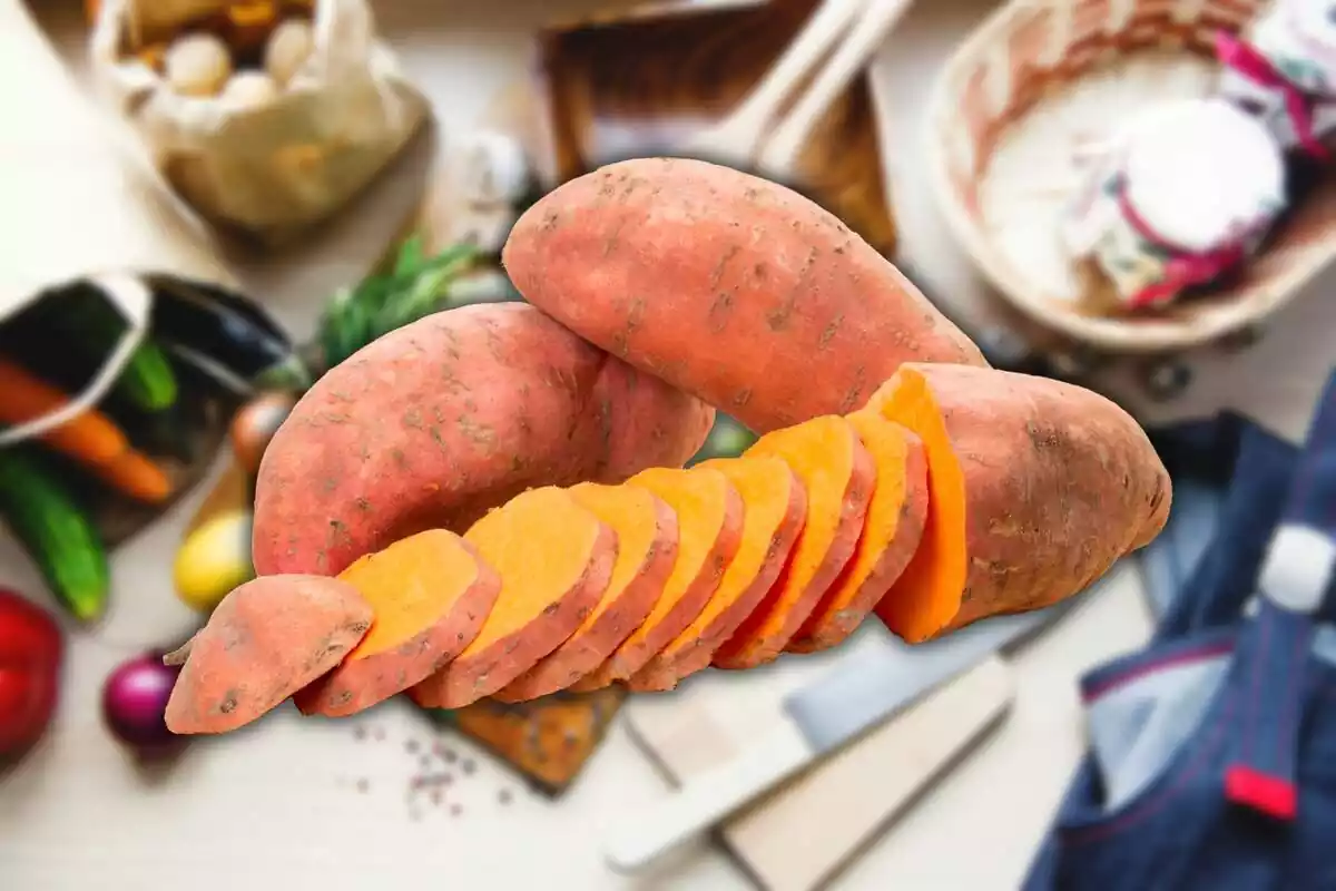 Montaje con una encimera de cocina llena de alimentos y utensilios de fondo y, en el centro, dos boniatos enteros y uno cortado a rodajas Montaje con una encimera de cocina llena de alimentos y utensilios de fondo y, en el centro, dos boniatos enteros y uno cortado a rodajas