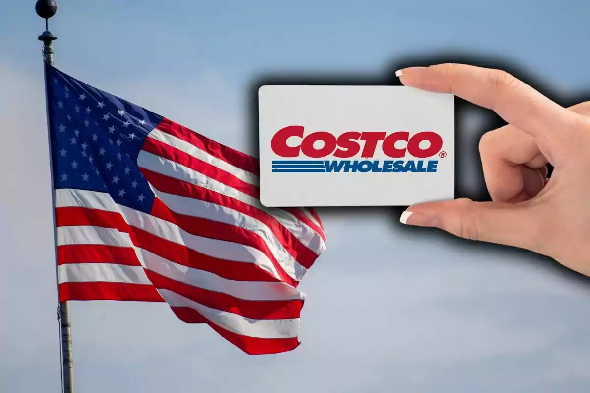 Montaje de fotos de una mano que sostiene una tarjeta de membresía de Costco frente a una bandera de Estados Unidos ondeando al viento. Montaje de fotos de una mano que sostiene una tarjeta de membresía de Costco frente a una bandera de Estados Unidos ondeando al viento.