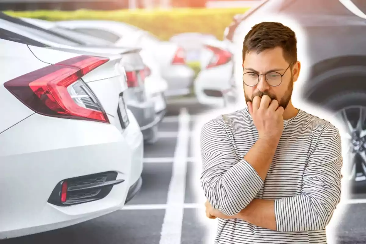 Hombre pensativo en un estacionamiento lleno de coches. Hombre pensativo en un estacionamiento lleno de coches.