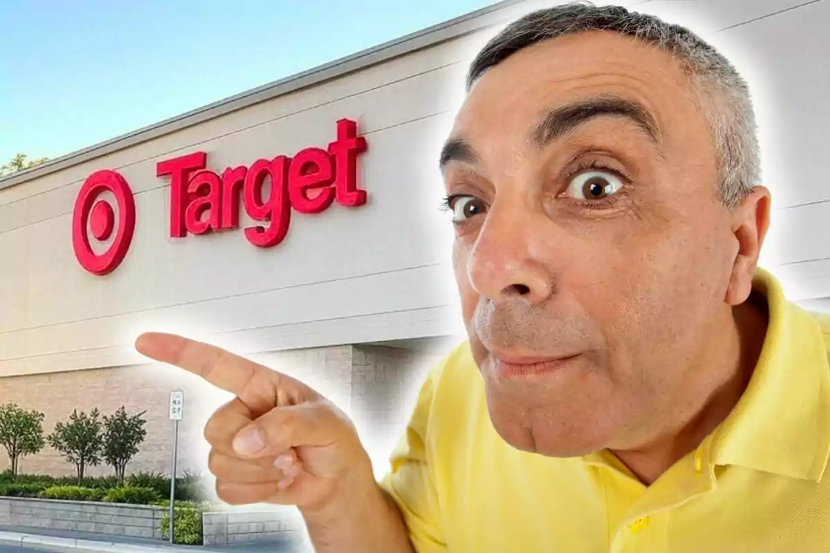 Hombre señalando una tienda de Target. Hombre señalando una tienda de Target.