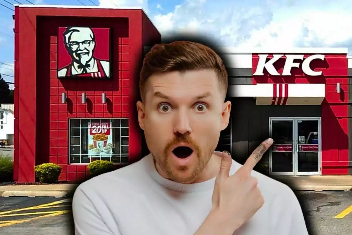 Un hombre con expresión de sorpresa señala un restaurante de comida rápida de Estados Unidos, el cual es KFC.