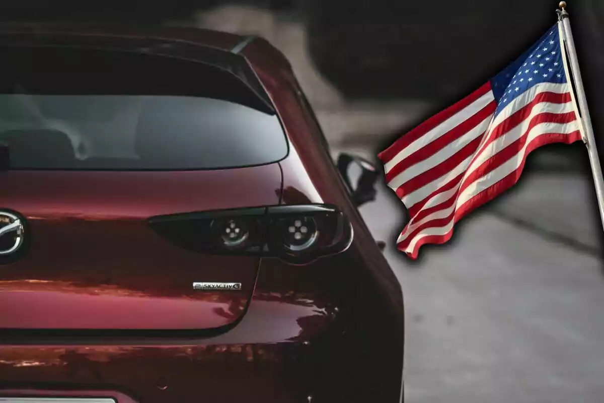 Montaje de fotos de un coche Mazda rojo visto desde atrás con una bandera de Estados Unidos ondeando al fondo.