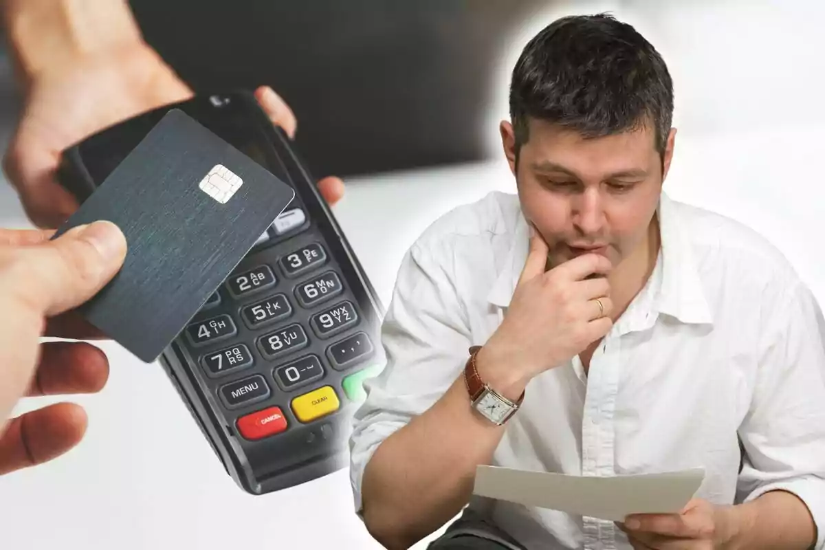 Un hombre pensativo revisa un documento mientras una mano sostiene una tarjeta de crédito cerca de un terminal de pago. Un hombre pensativo revisa un documento mientras una mano sostiene una tarjeta de crédito cerca de un terminal de pago.