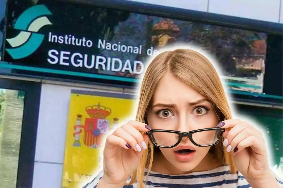 Una mujer con expresión de sorpresa sostiene sus gafas frente a un edificio del Instituto Nacional de Seguridad.