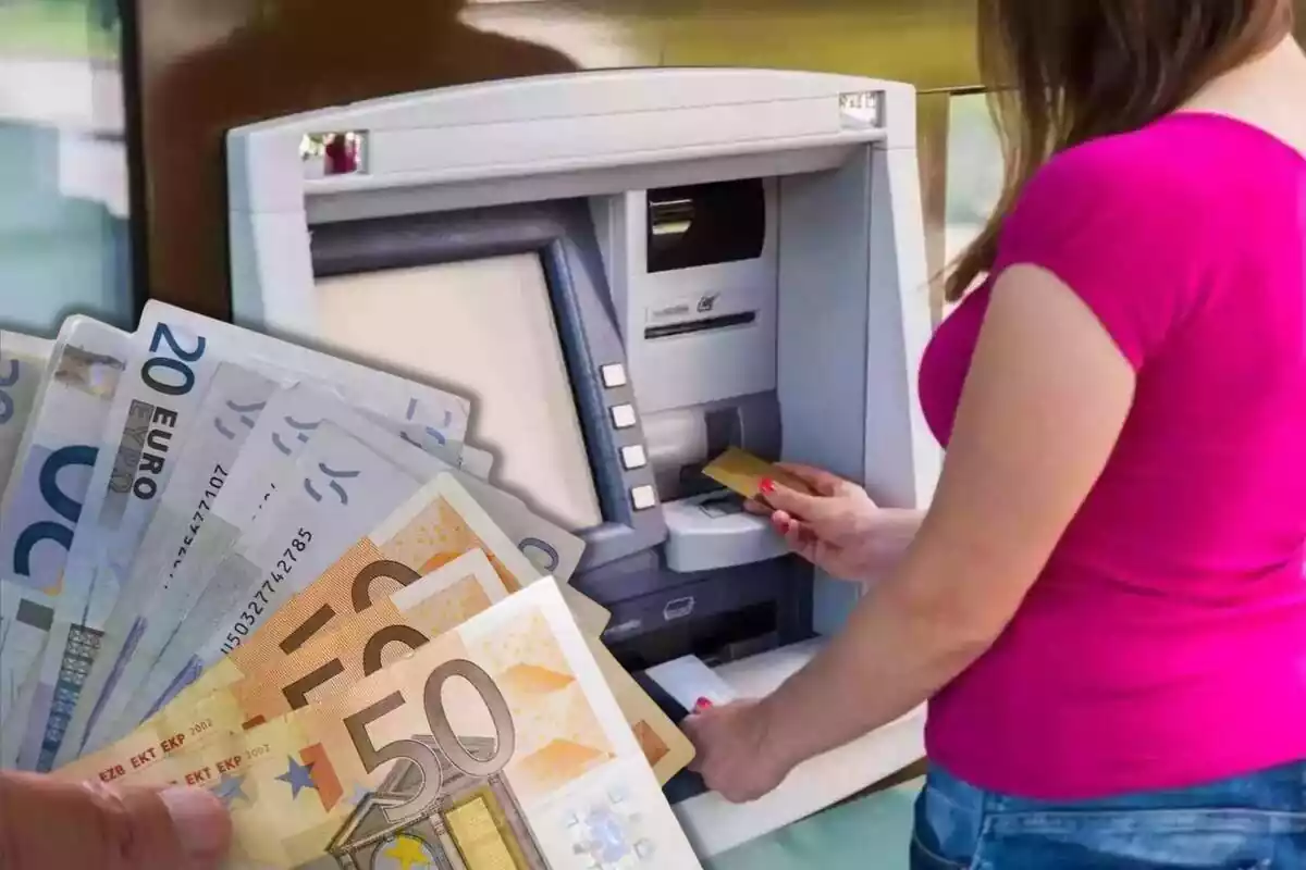Una mujer saca dinero de un cajero, con varios billetes en primer plano