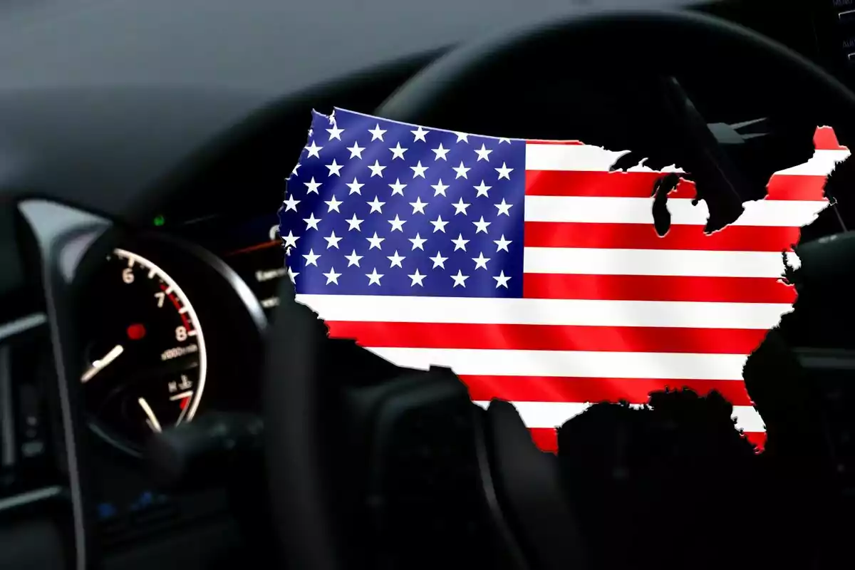 Un volante de automóvil con un gráfico de la silueta de Estados Unidos decorada con la bandera estadounidense en el centro.