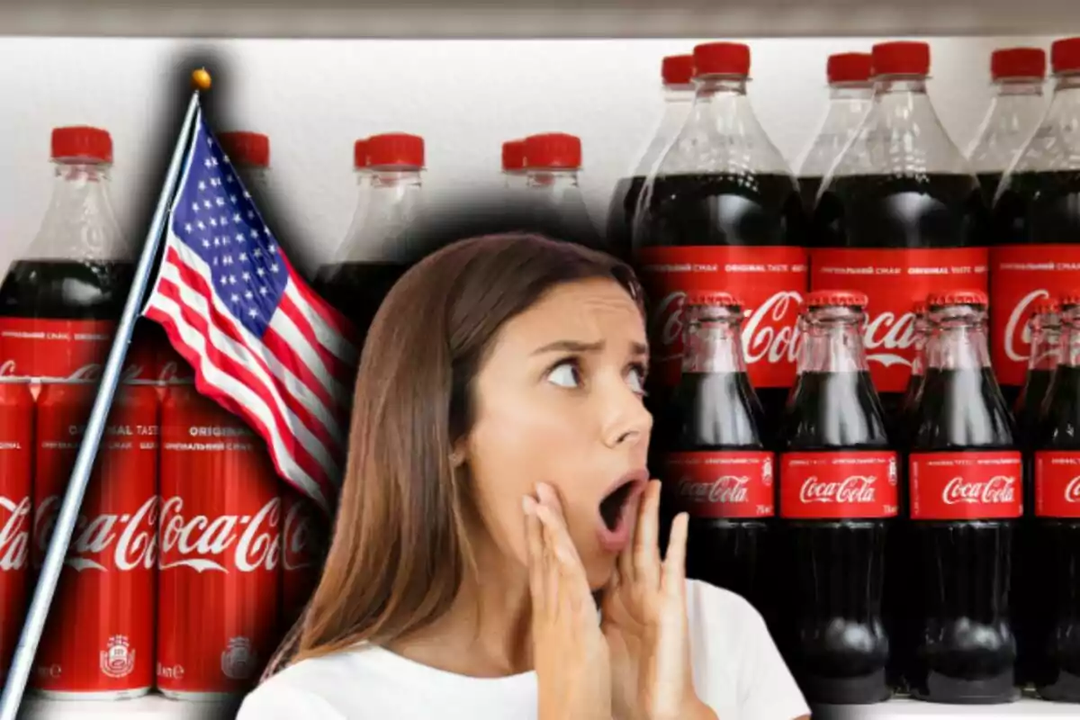 Una mujer con expresión de sorpresa frente a botellas y latas de Coca-Cola con una bandera de Estados Unidos al lado. Una mujer con expresión de sorpresa frente a botellas y latas de Coca-Cola con una bandera de Estados Unidos al lado.