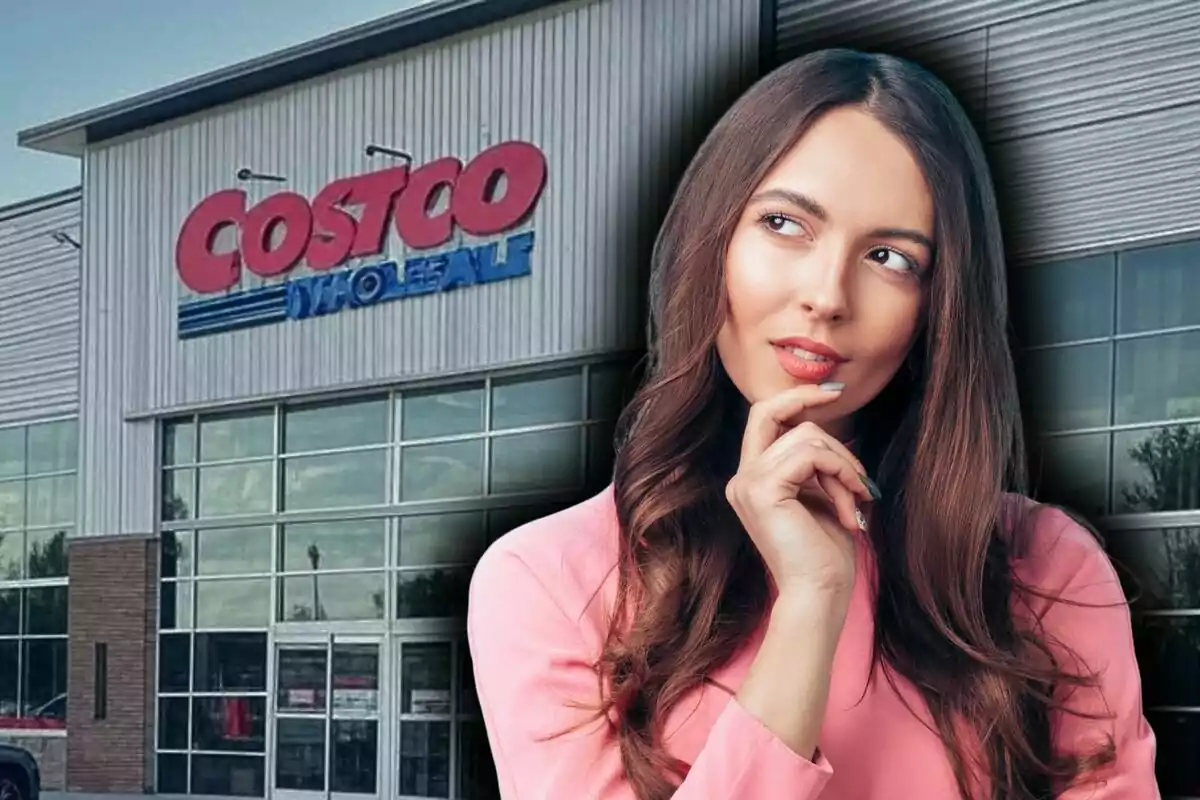 Una mujer pensativa con una mano en el mentón frente a un edificio de Costco.