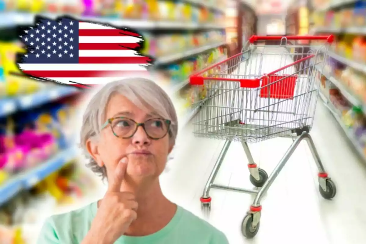 Una mujer pensativa con gafas está en un pasillo de supermercado con un carrito de compras y una bandera de Estados Unidos en el fondo. Una mujer pensativa con gafas está en un pasillo de supermercado con un carrito de compras y una bandera de Estados Unidos en el fondo.
