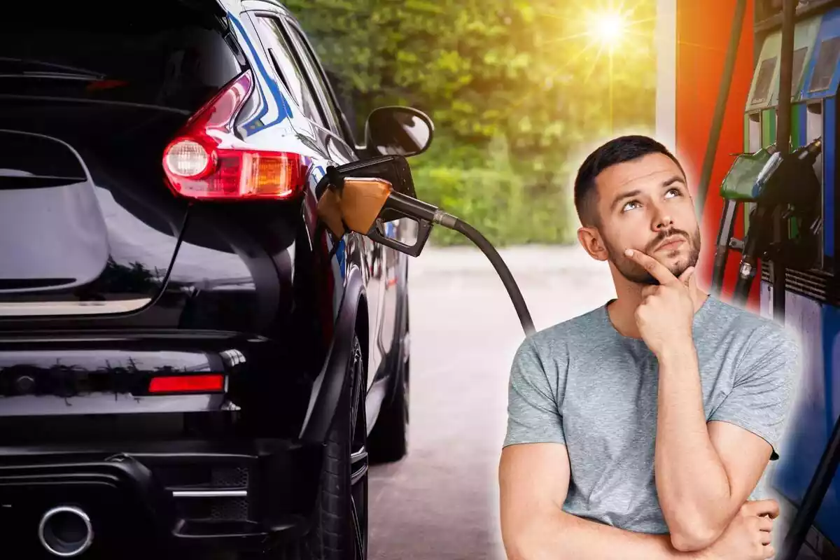 Un coche reposta gasolina en una estación de servicio, y a la derecha, un hombre con gesto pensativo y mano en la barbilla