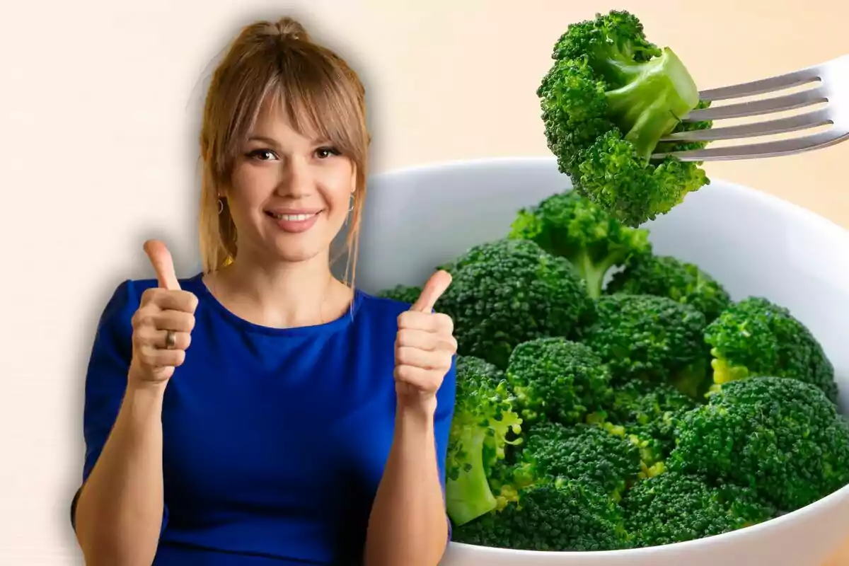 Mujer sonriente con pulgares arriba junto a un plato de brócoli y un tenedor sosteniendo un trozo de brócoli