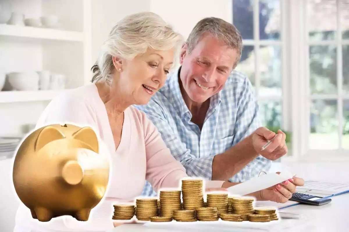 Montaje con una pareja de jubilados y una hucha con monedas amontonadas al lado Montaje con una pareja de jubilados y una hucha con monedas amontonadas al lado