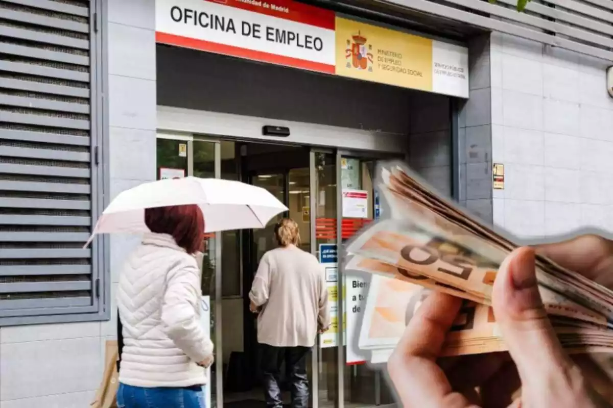 Dos personas a las puertas de una oficina del SEPE, con un mano con varios billetes
