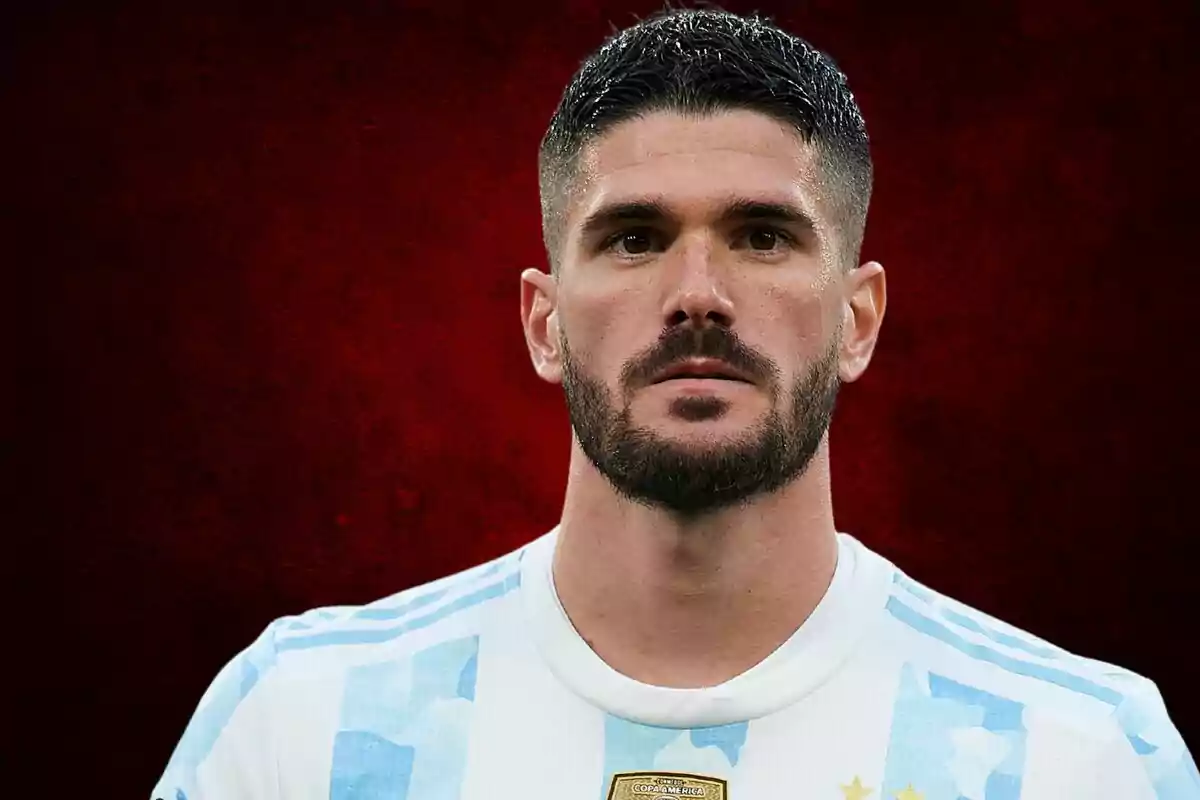 Un jugador de fútbol con la camiseta de la selección argentina y un fondo rojo.