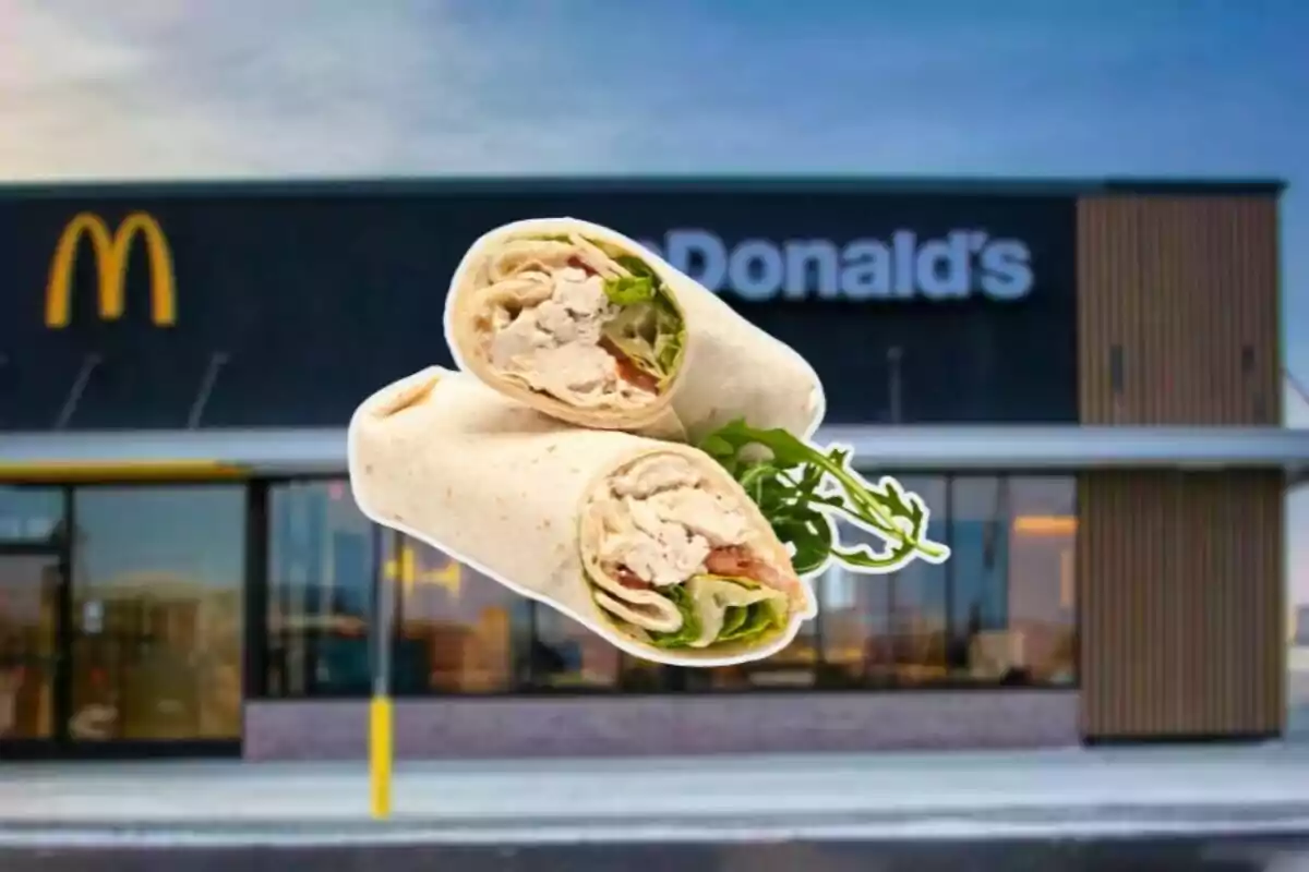 Dos wraps de pollo con lechuga y tomate frente a un restaurante de comida rápida Dos wraps de pollo con lechuga y tomate frente a un restaurante de comida rápida