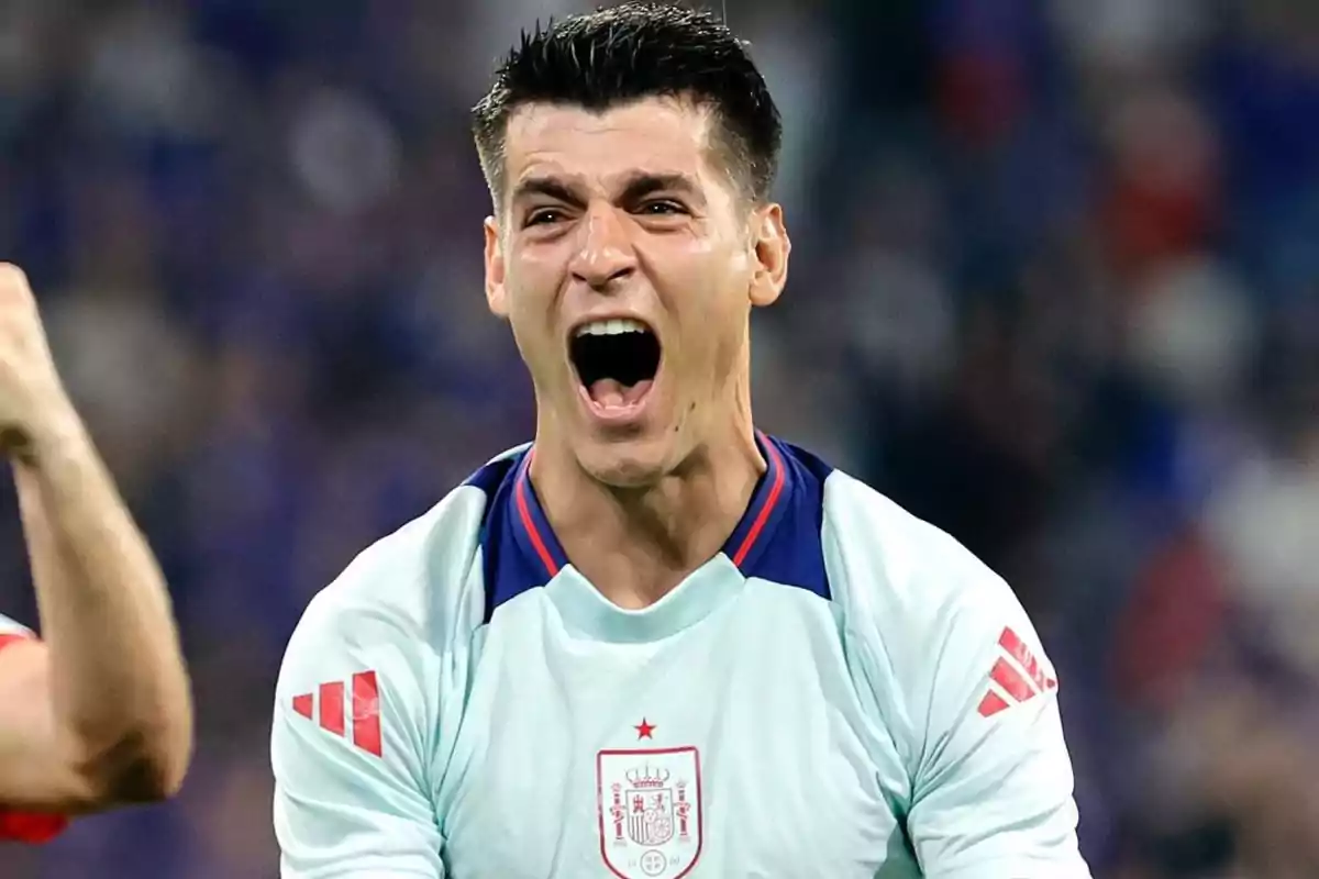 Jugador de fútbol celebrando con la camiseta de la selección española.