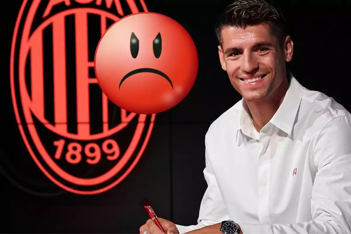 Un hombre sonriente con una camisa blanca firmando un documento frente al logo del AC Milan y un emoji de cara enojada.