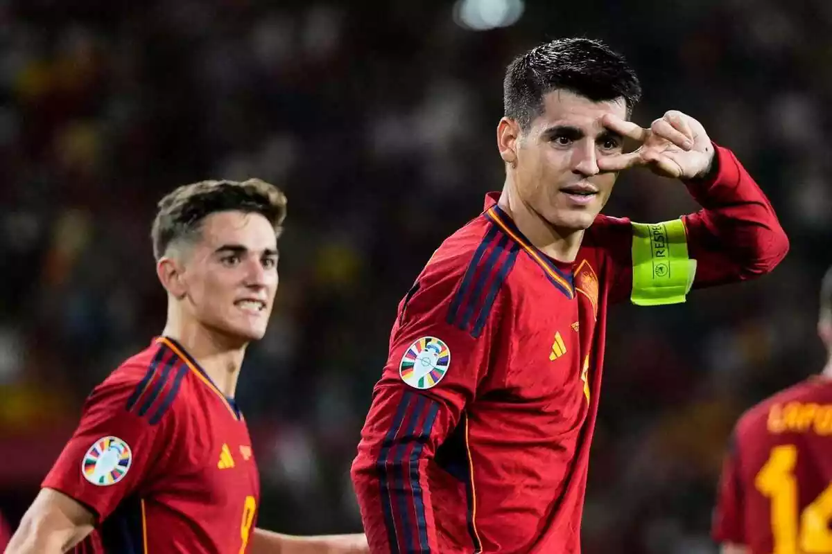 Álvaro Morata celebra junto a Gavi un gol con la selección española