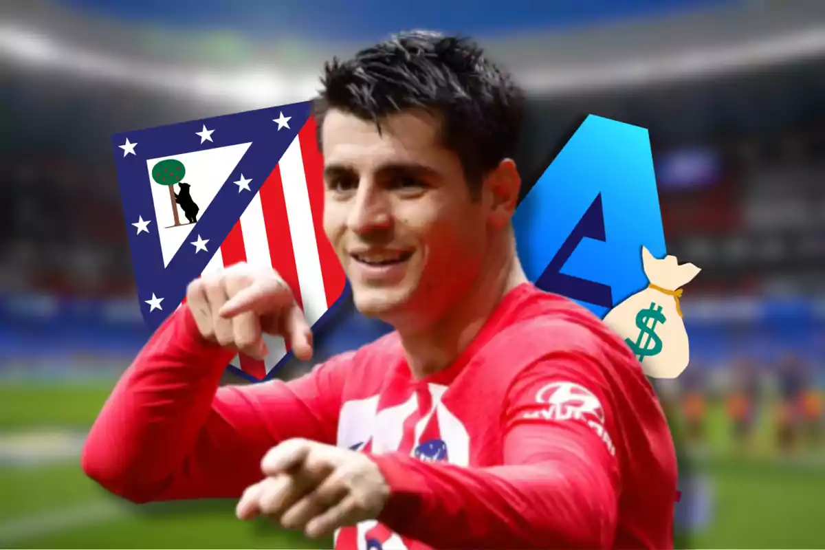 Un jugador de fútbol con la camiseta del Atlético de Madrid sonríe y señala hacia adelante, con el escudo del equipo y un símbolo de dinero en el fondo.