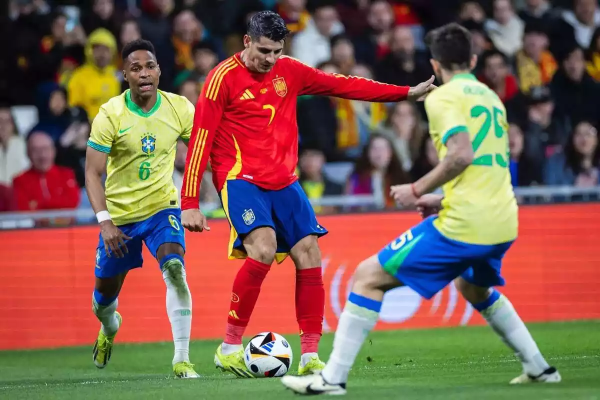 Morata centrando con el exterior en el España-Brasil