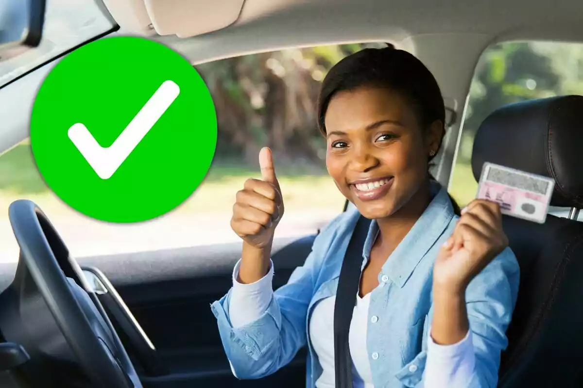 Mujer sonriente sentada en un auto mostrando su licencia de conducir y haciendo señal de aprobación con el pulgar, junto a un gran símbolo de verificación verde