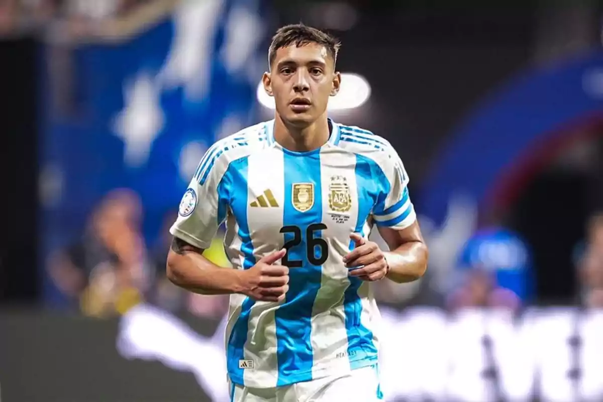 Jugador de fútbol con la camiseta de la selección argentina número 26 en un estadio.