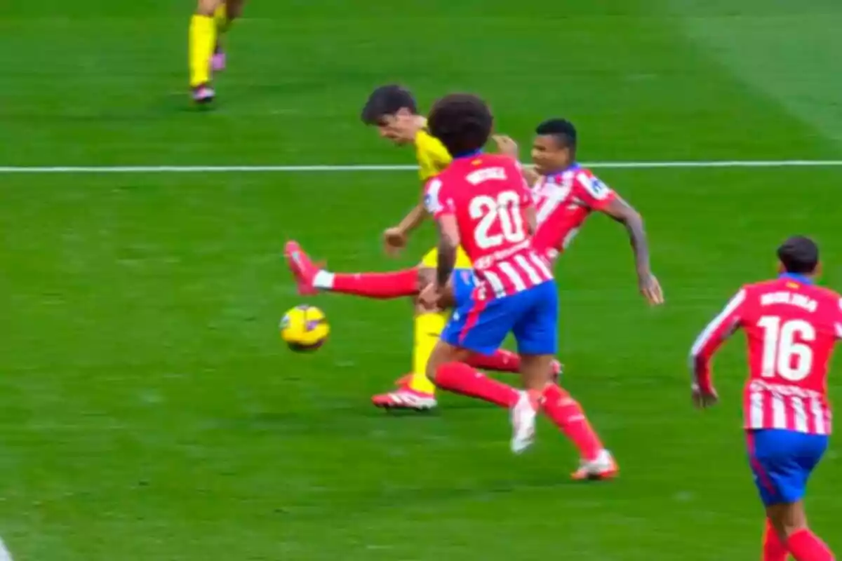 Jugadores de fútbol en acción durante un partido, uno de ellos intenta controlar el balón mientras otros se acercan.