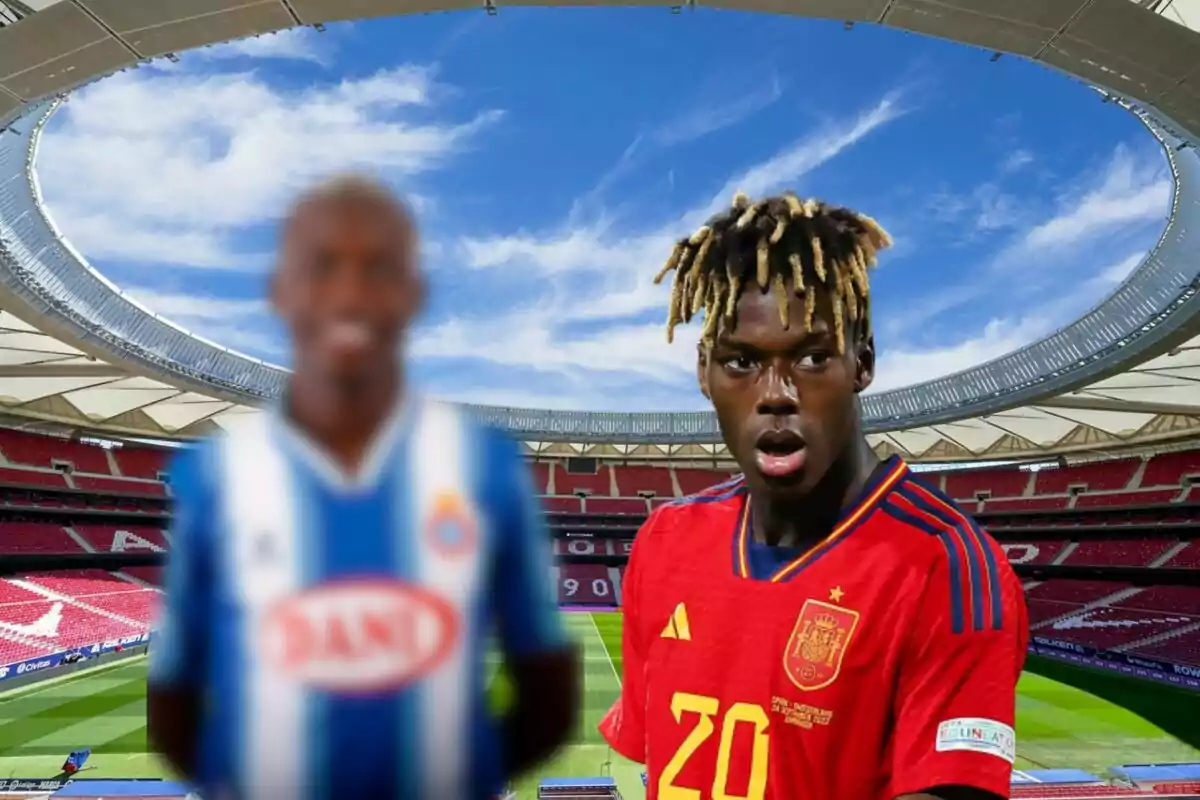 Dos jugadores de fútbol en un estadio, uno con la camiseta de la selección española y el otro con la camiseta del Espanyol.