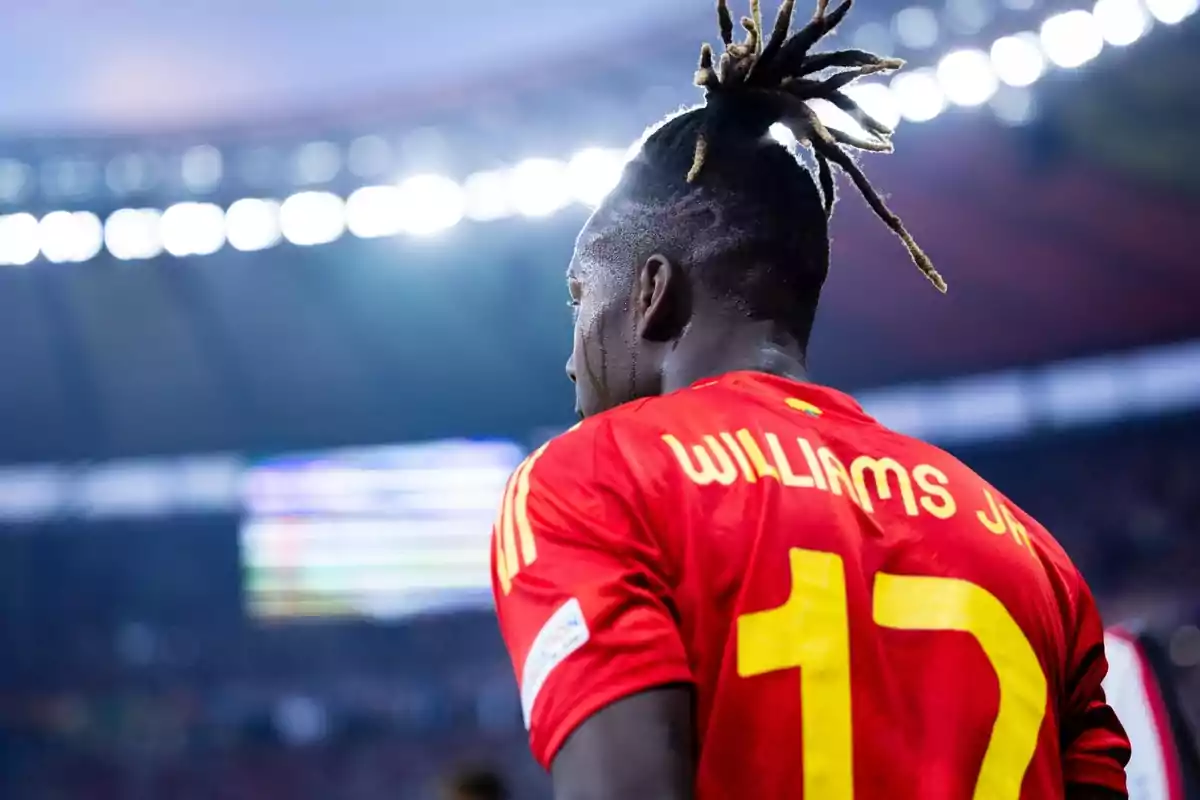 Jugador de fútbol con camiseta roja y el nombre 