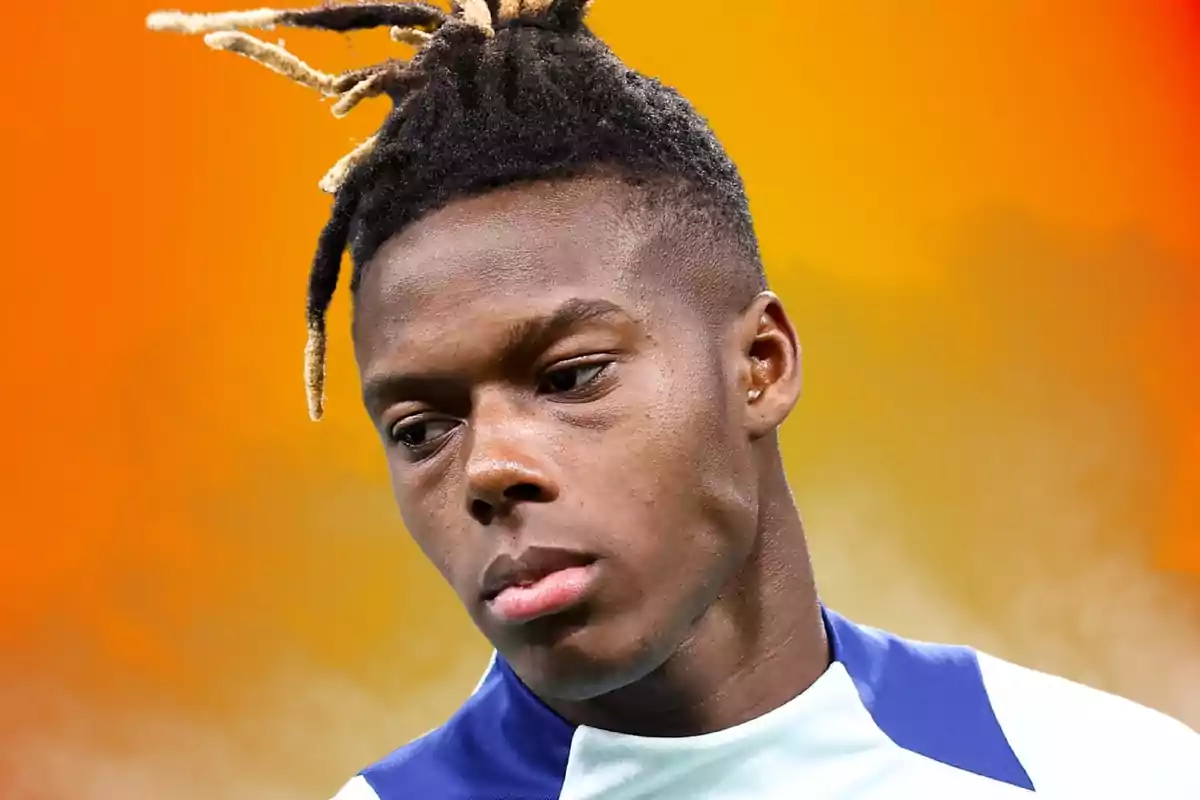Joven con camiseta deportiva y peinado de rastas rubias en las puntas sobre fondo naranja difuminado Joven con camiseta deportiva y peinado de rastas rubias en las puntas sobre fondo naranja difuminado