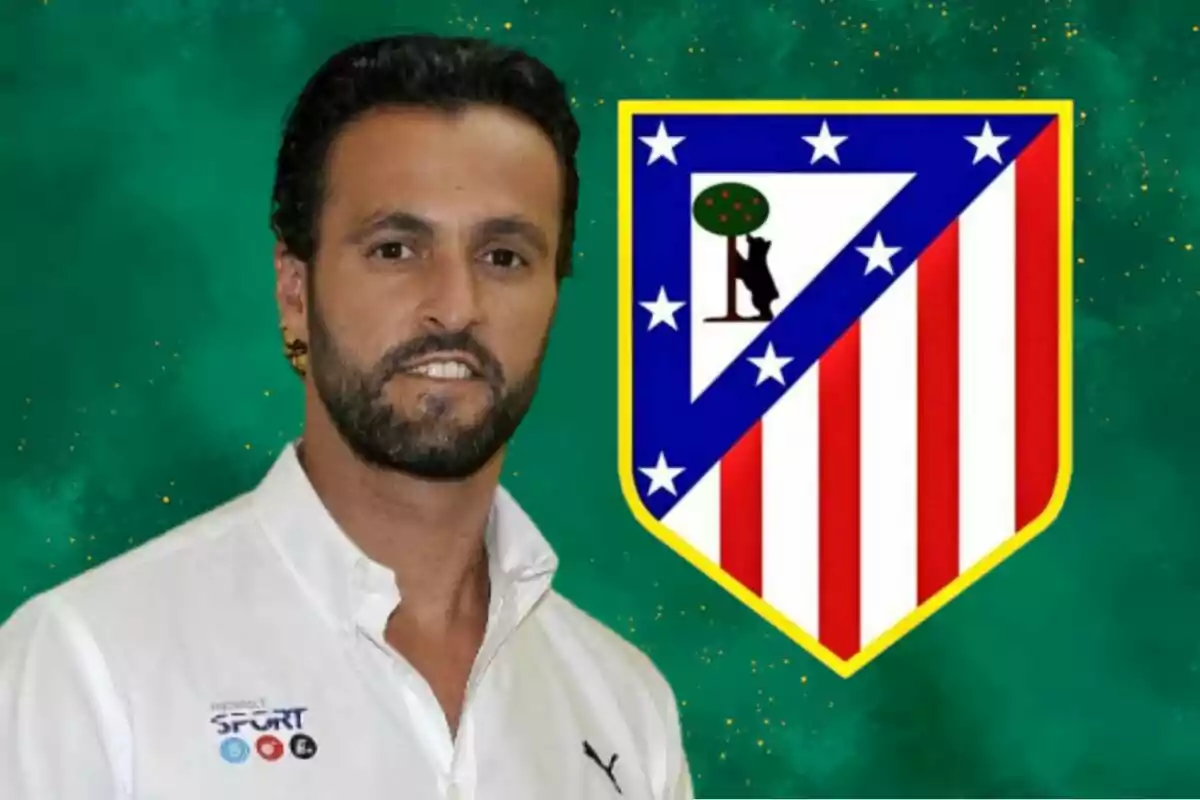 Hombre con barba y camisa blanca junto al escudo del Atlético de Madrid sobre un fondo verde.