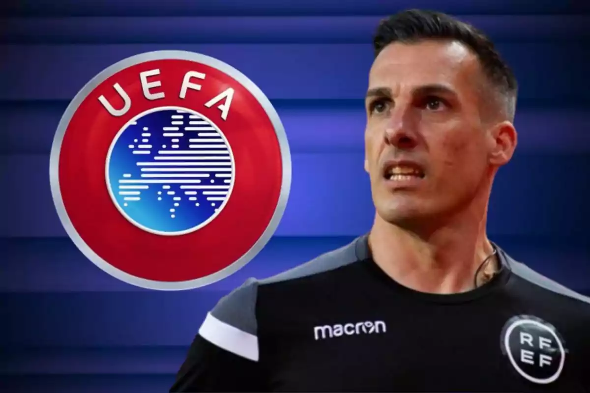 Un hombre con uniforme deportivo negro y el logo de la UEFA en el fondo.