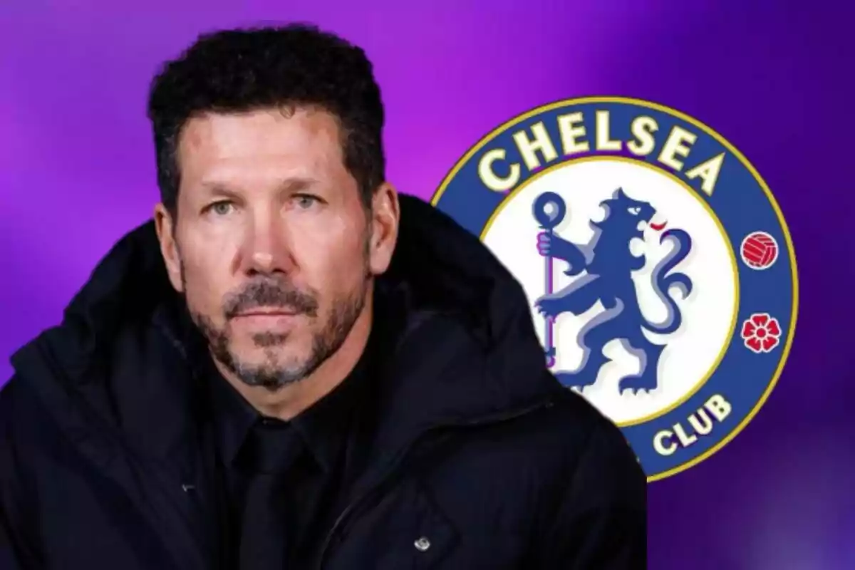 Un hombre con barba y cabello oscuro está frente a un fondo morado con el escudo del Chelsea FC.