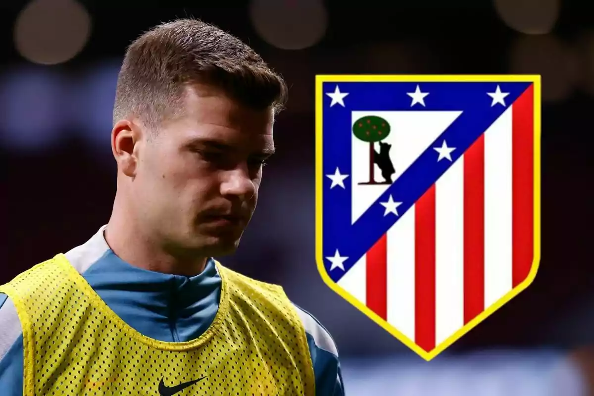 Un jugador de fútbol con un peto amarillo aparece junto al escudo del Atlético de Madrid.
