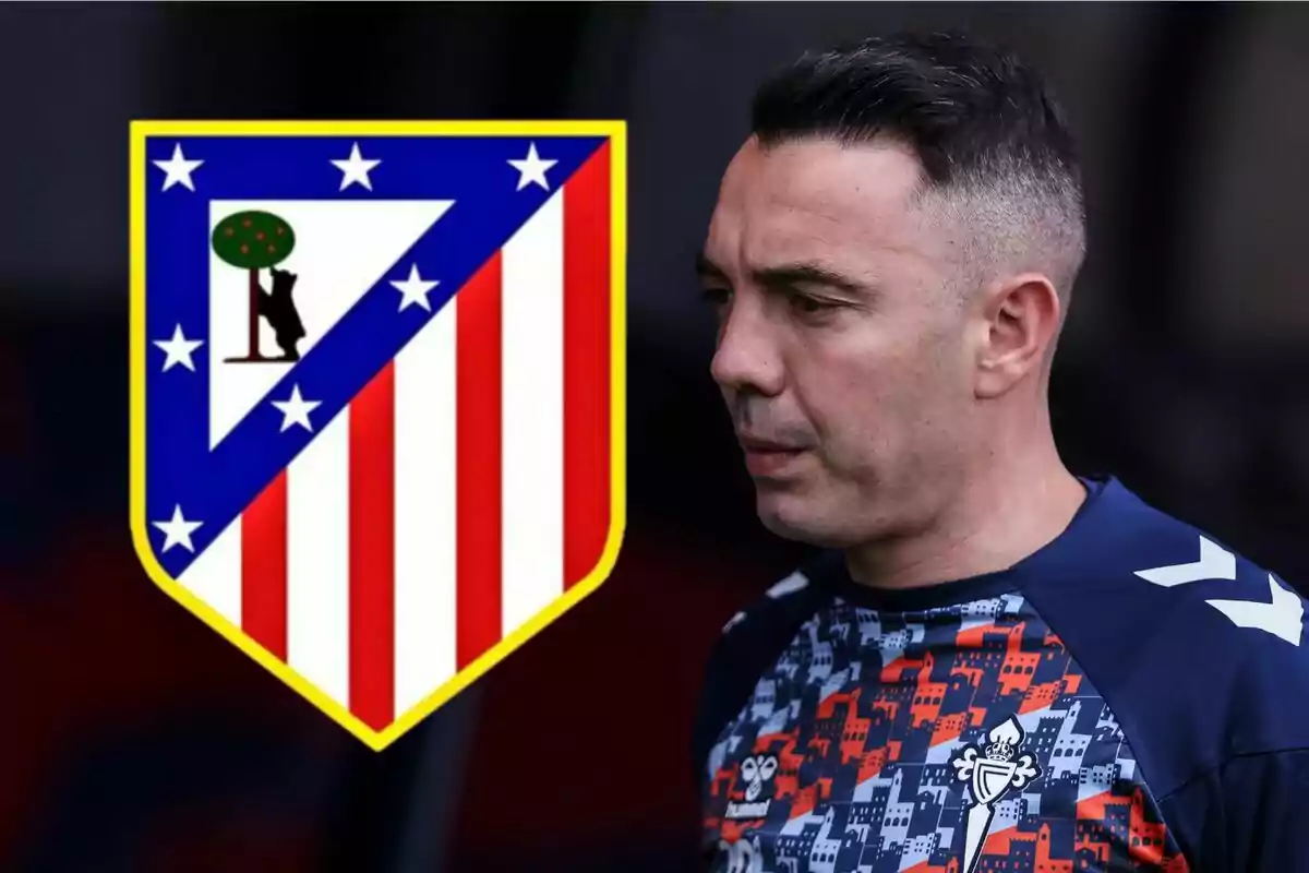Un hombre con una camiseta deportiva está junto al escudo del Atlético de Madrid.