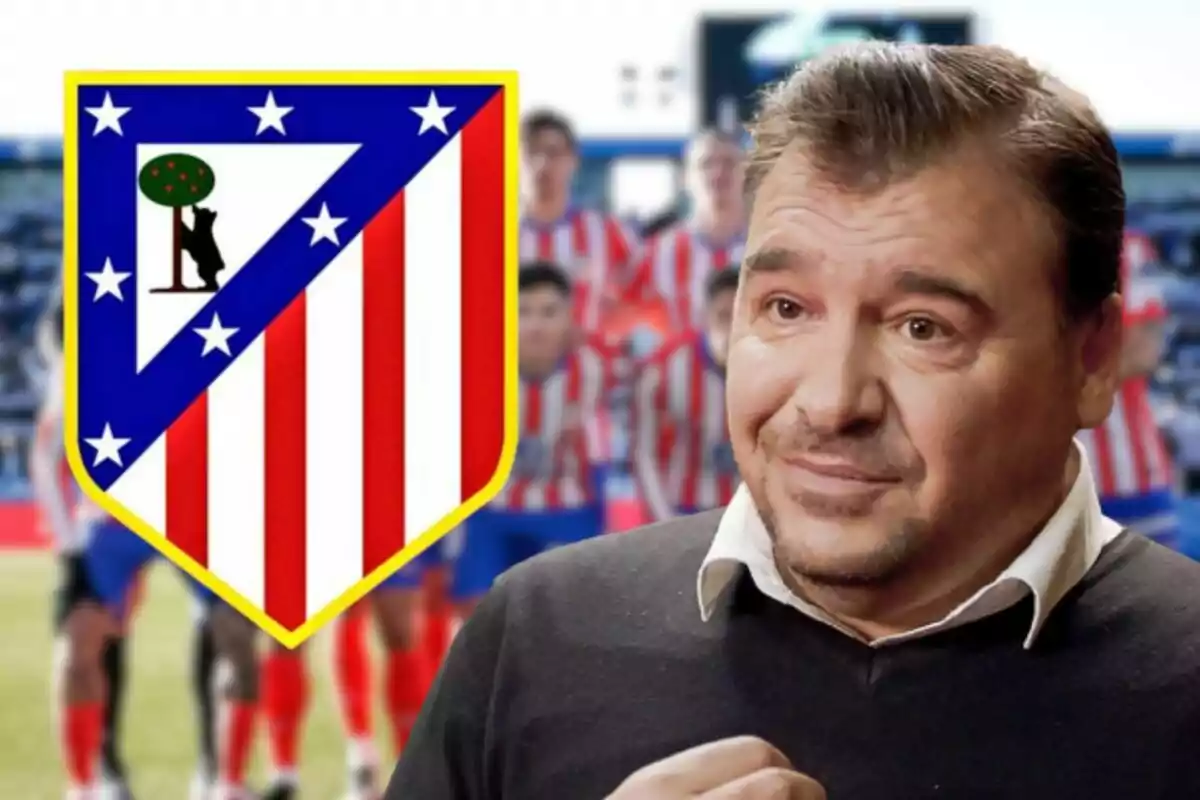 Un hombre con una expresión pensativa está frente al escudo de un equipo de fútbol con fondo de jugadores desenfocados.
