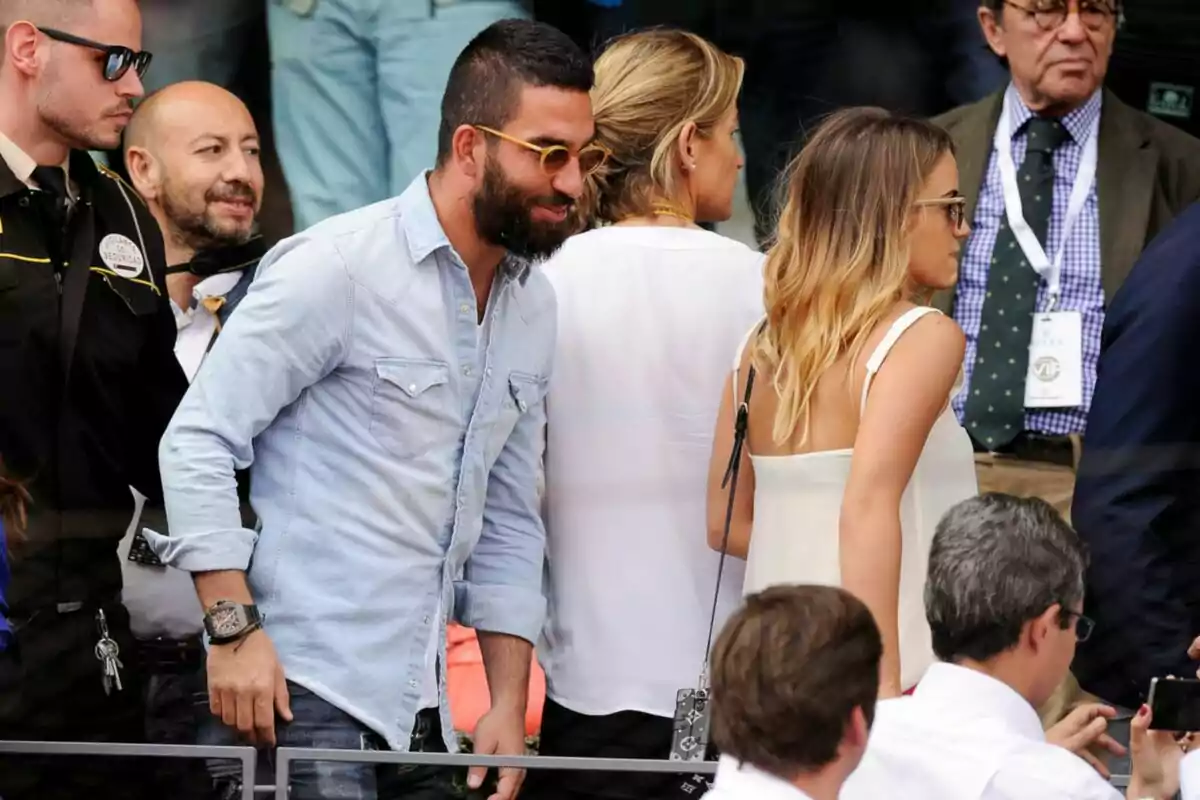 Un grupo de personas en un evento, algunas de ellas con gafas de sol y vestimenta casual, mientras otras parecen estar trabajando o asistiendo al evento. Un grupo de personas en un evento, algunas de ellas con gafas de sol y vestimenta casual, mientras otras parecen estar trabajando o asistiendo al evento.