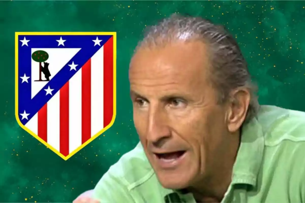 Un hombre hablando con el escudo del Atlético de Madrid al fondo.