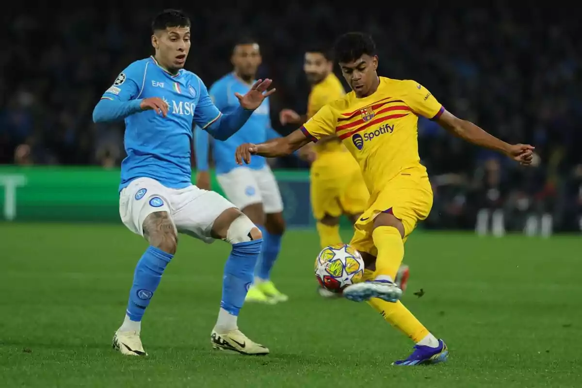 Dos jugadores de fútbol compiten por el balón en un partido, uno con uniforme azul y el otro con uniforme amarillo. Dos jugadores de fútbol compiten por el balón en un partido, uno con uniforme azul y el otro con uniforme amarillo.