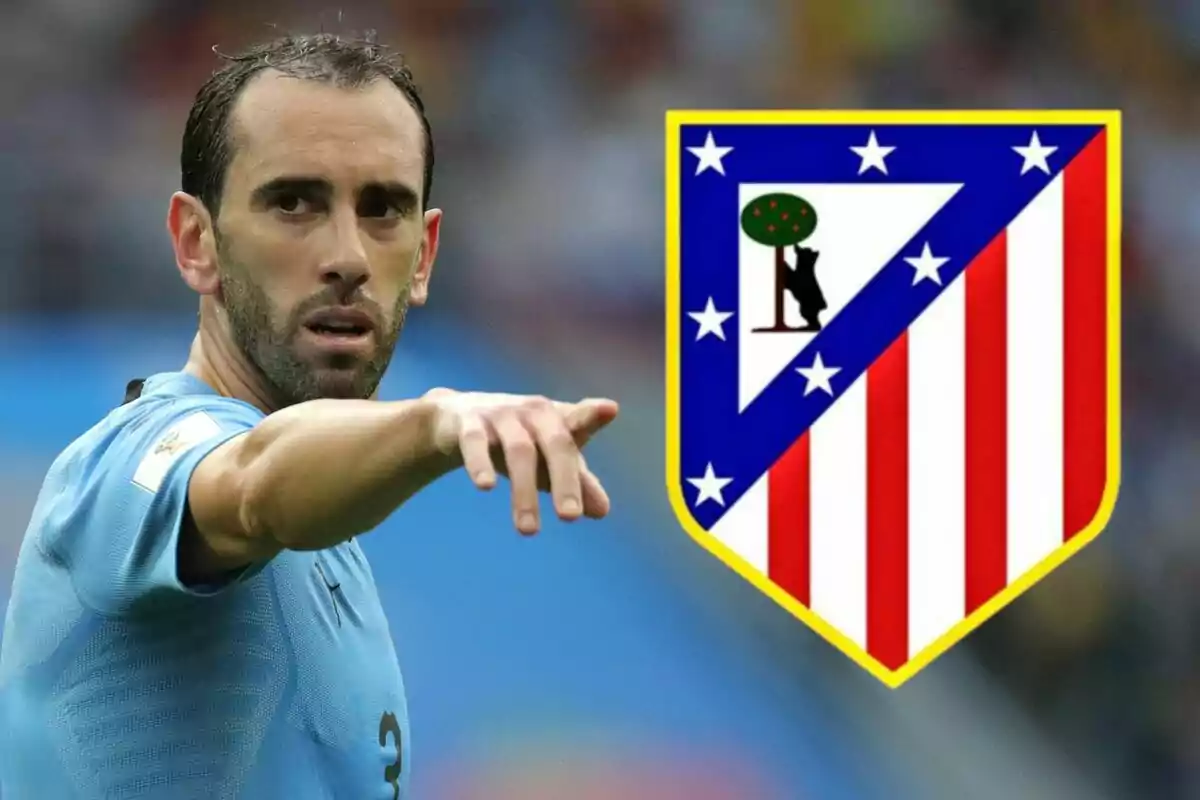 Un jugador de fútbol en uniforme celeste señala hacia adelante con el escudo del Atlético de Madrid al lado.