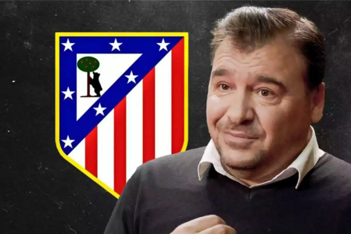 Un hombre con barba y cabello oscuro está frente a un escudo del Atlético de Madrid sobre un fondo oscuro.
