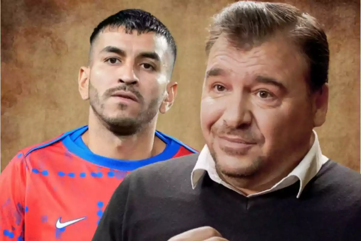 Dos hombres, uno con camiseta deportiva roja y azul y otro con suéter negro y camisa blanca, posan frente a un fondo marrón.