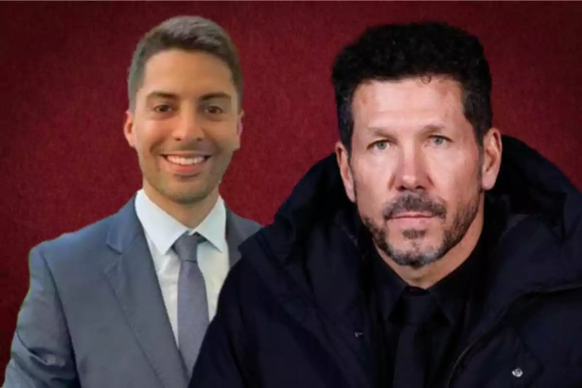 Dos hombres posan juntos frente a un fondo rojo, uno lleva traje y corbata y el otro una chaqueta oscura.