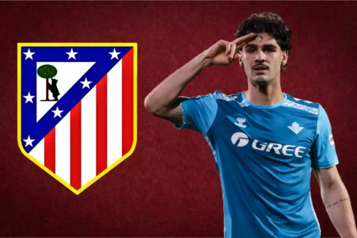 Futbolista con uniforme azul haciendo un gesto de saludo militar junto al escudo del Atlético de Madrid sobre un fondo rojo.