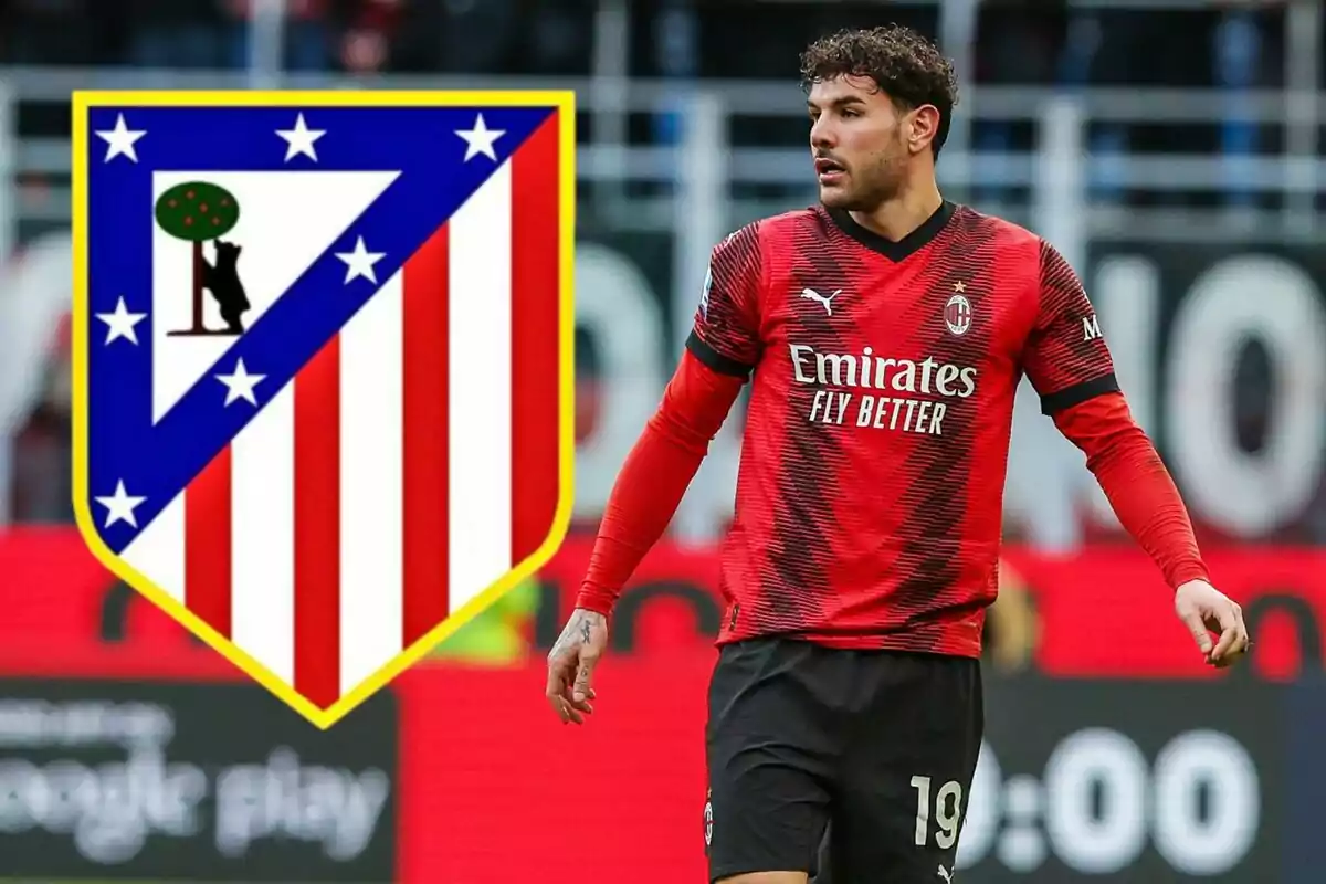 Futbolista del AC Milan con el escudo del Atlético de Madrid a su lado