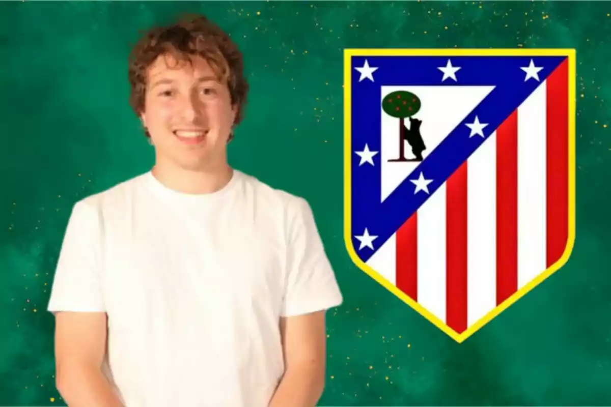 Joven con camiseta blanca sonriendo junto al escudo del Atlético de Madrid sobre un fondo verde