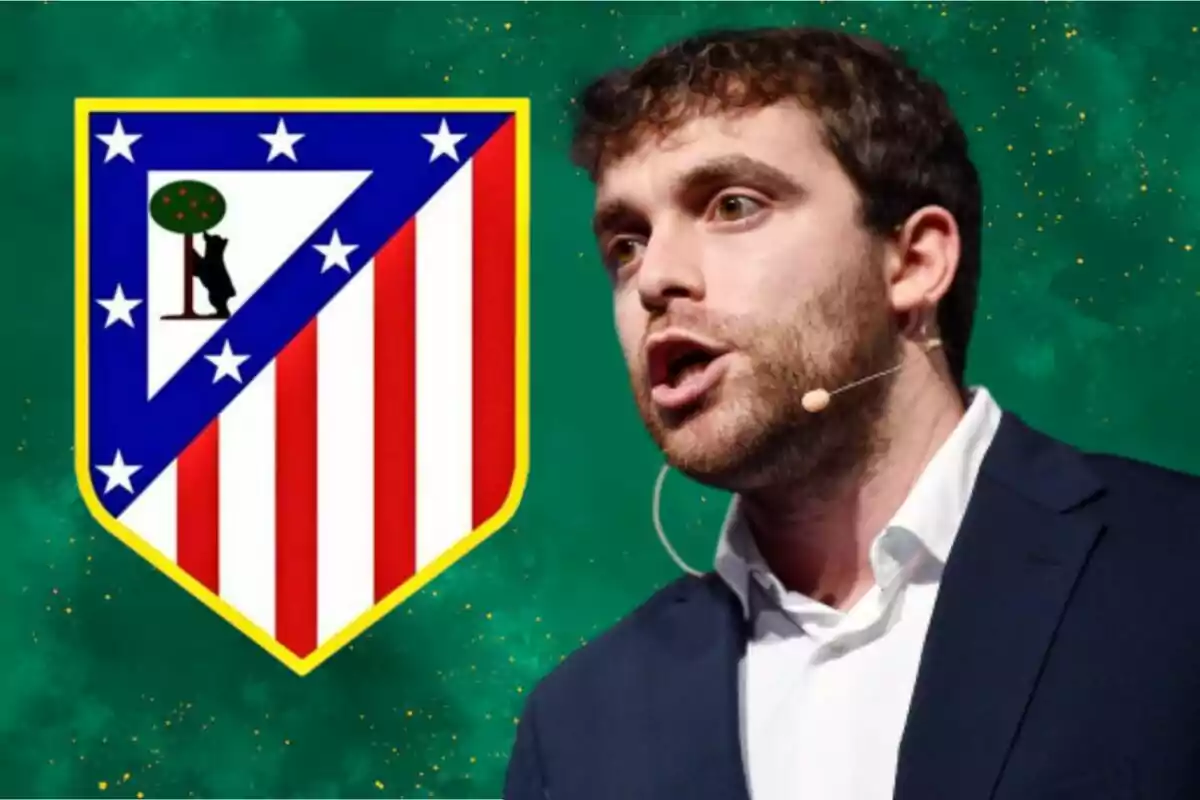 Hombre con micrófono de diadema hablando junto al escudo del Atlético de Madrid sobre fondo verde