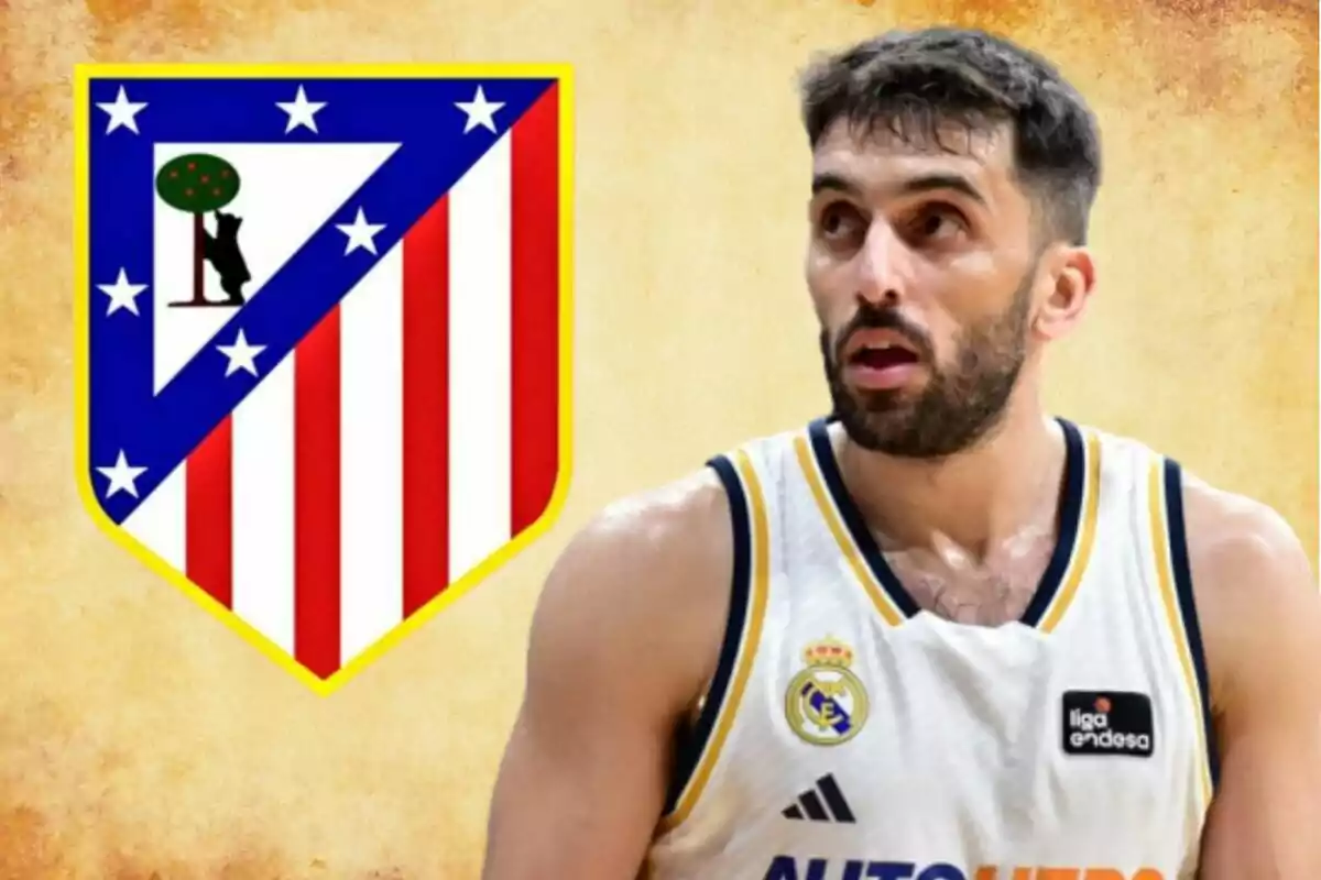 Un jugador de baloncesto con uniforme blanco y detalles azules y amarillos aparece junto al escudo del Atlético de Madrid sobre un fondo texturizado.